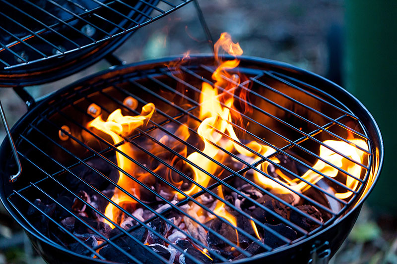 Soyez vigilant aux flammes de votre barbecue