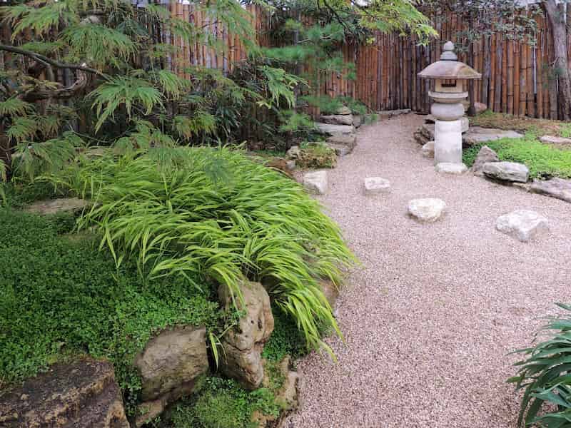 Un jardin Feng shui par excellence avec différents espaces délimité et harmonieux.