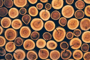 Une pile de bois densifé empilé