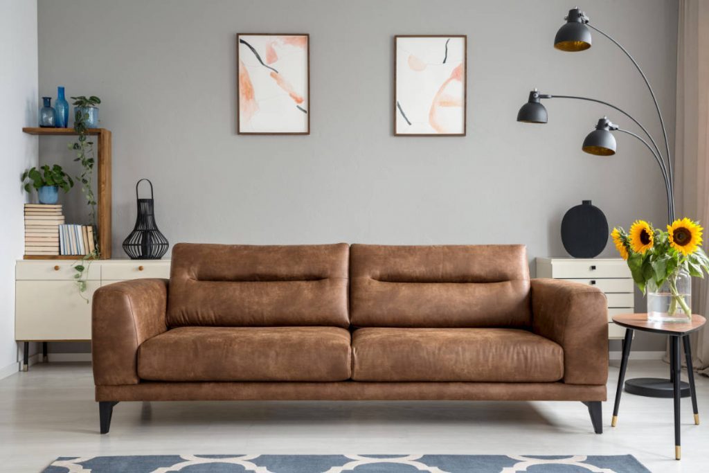 Un magnifique canapé en cuir vieilli dans un salon moderne