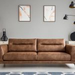 Un magnifique canapé en cuir vieilli dans un salon moderne