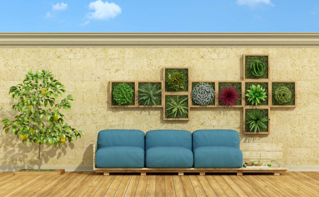 Un salon de jardin avec capané bleu et plantes suspendus au mur