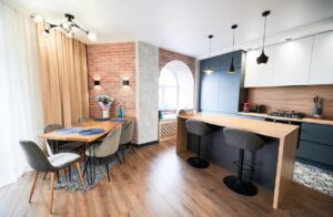 Espace intérieur avec table et cuisine multifonction